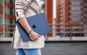 Read more about the article Choosing the Best Mac for a College-Bound Student in 2025