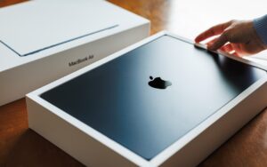 Read more about the article Choosing the Best Mac for a College-Bound Student in 2026